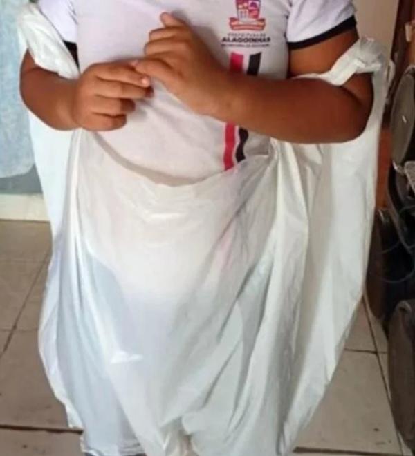 Alagoinhas: Autista faz cocô em fralda e escola o manda para casa em saco plástico
