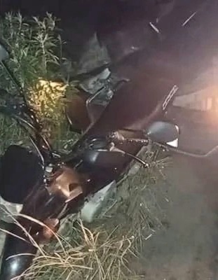 Mulher morre e homem fica ferido após acidente entre carro e motocicleta na BR-407, em Capim Grosso
