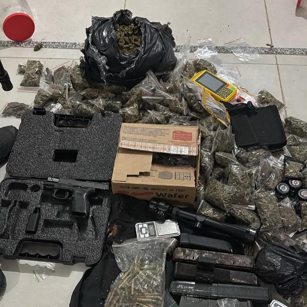 Mulher é presa com arma, munição de fuzil e drogas na rodoviária de Feira de Santana