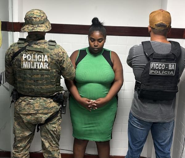 Mulher é presa com arma, munição de fuzil e drogas na rodoviária de Feira de Santana