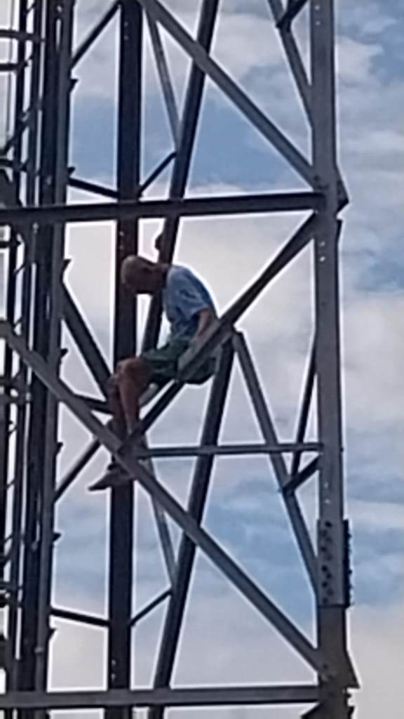 Idoso ameaça se suicidar em torre de telefonia em Valente