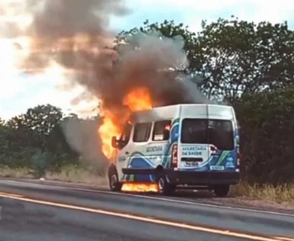 Van de prefeitura de Capim Grosso pega fogo na BR-324