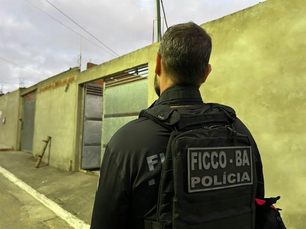 Operação cumpre 32 mandados de prisão contra grupo investigado por tráfico e homicídios; dois são presos em Serrinha